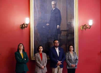 Los nuevos ministro Marcela Sandoval, Carolina Arrendondo, Nicolás Cataldo y Aurora Williams durante ceremonia de cambio de gabinete en el palacio de La Moneda.