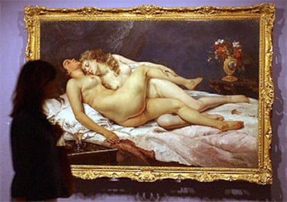 Una visitante mira <i>El sueño</i> de Courbet, una de las obras la exposición <i>Figuras de la Francia Moderna</i>.