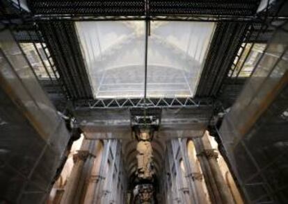 Vista del andamio de restauración del Pórtico de la Gloria que impide su visión desde el suelo de la catedral, por lo que hoy s eha presentado un nuevo programa de visitas guiadas a una de las obras cumbres del Románico.