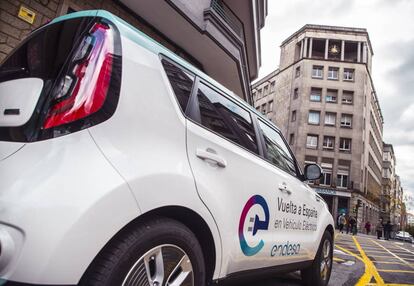 Culminación de la primera etapa de la vuelta, con la llegada a Santiago de la comitiva eléctrica.