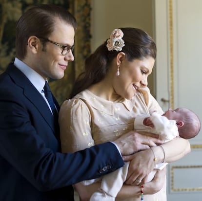 Victoria de Suecia y su esposo, Daniel, con su hija Estela