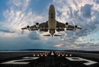 Avión despegando