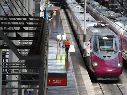 Dos trenes de alta velocidad de Renfe en Atocha.