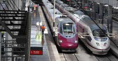 Dos trenes de alta velocidad de Renfe en Atocha.