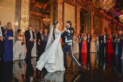 La princesa Sofía y el príncipe Carlos Felipe durante su primer baile tras la boda celebrada en el Palacio Real en Estocolmo (Suecia), el 13 de junio de 2015.