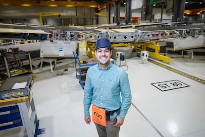 Diego Peñarrubia, la mejor nota de la PAU de la Comunidad Valenciana en 2015, en la sede de Airbus en Getafe, donde trabaja, el 2 de junio de 2025.