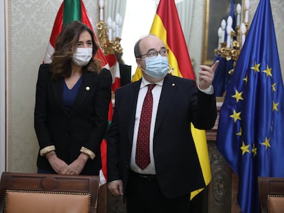 El ministro de Política Territorial y Función Pública, Miquel Iceta, durante una reunión de trabajo con la consejera vasca de Gobernanza Pública y Autogobierno, Olatz Garamendi, en Madrid.