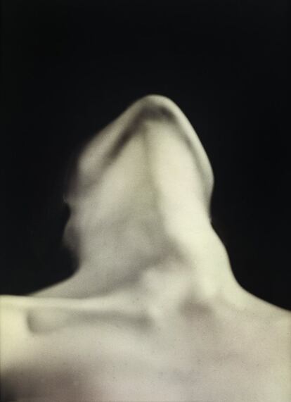 A Man Ray le atraía fotografiar fragmentos del cuerpo femenino, como este cuello de aspecto fálico.