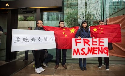 Partidarios de la directora financiera de Huawei protestan ante el Tribunal Supremo de Canadá, en Vancouver.