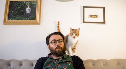 "Se cree que es un loro y se pasa el día subido en mi hombro". Nuestro hombre con su gato, López, en los preliminares de su relación.