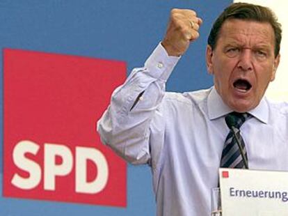El canciller Gerhard Schröder, candidato a la reelección por el Partido Socialdemócrata (SPD), durante un mitin ayer en Hannover.