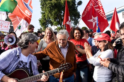 José Mujica saluda a simpatizantes de Luiz Inácio Lula da Silva poco antes de visitarlo en prisión en Curitiba, Brasil, el 21 de junio de 2018.