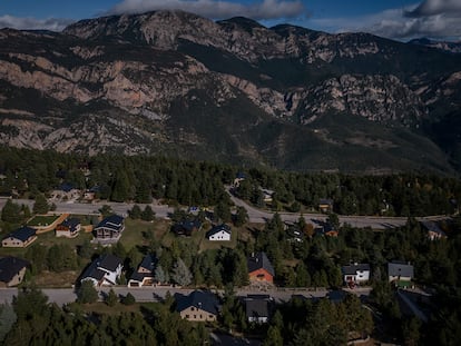 Urbanización de chalés en Port del Comte, en el municipio de La Coma i la Pedra, desde la estación de esquí.