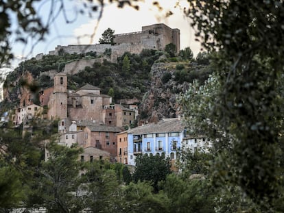 Vista del pueblo de Miravet (Tarragona), con una fortaleza templaria situada en lo alto de una loma.