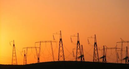 Postes de energía en Tayikistán.