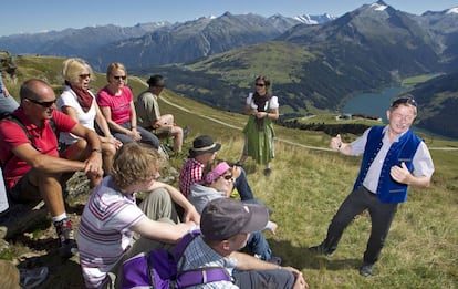 Un grupo de personas participan en un taller de canto en las montañas que rodean Salzburgo, el mismo escenario natural inmortalizado en la célebre 'Sonrisas y lágrimas' (1965)