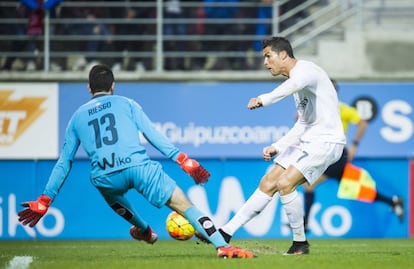 Cristiano Ronaldo chuta em frente a Asier Risco durante um jogo da Liga Espanhola contra o Elibar, no dia 29 de novembro de 2015.