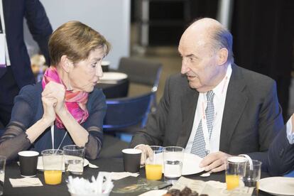 La presidenta del CAGE, Victoria Ortega, conversa con Miquel Roca durante el Congreso de la Abogacía celebrado en Valladolid.
