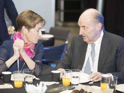 La presidenta del CAGE, Victoria Ortega, conversa con Miquel Roca durante el Congreso de la Abogacía celebrado en Valladolid. 