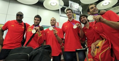 Members of the Spanish basketball team on arrival at Madrid&#039;s Barajas airport with their silver medals from the London Games.