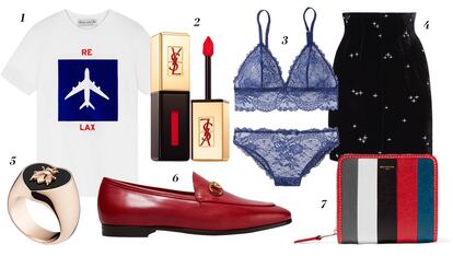 1. Être Cécile Camiseta con mensaje 'Relax' 2. Yves Saint Laurent Labial 'Vernis a levres vinyl' 3. Etam Conjunto de lencería 4. Topshop Unique Falda con aplicaciones 5. Dior Anillo 'Lucky Dior' con motivo de abeja 6. Gucci Mocasines 7. Balenciaga Monedero de la colección 'Bazar'.