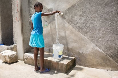 Una niña recoge agua de una fuente en una zona donde se detectaron casos de cólera en la isla (Haití). La sensibilización del vecindario es capital, pero también es importante el control del suministro de agua y el reparto de productos para tratarla. En ciudades como Puerto Príncipe es complicado obtener agua limpia y segura.
