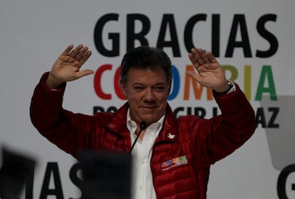  El presidente de Colombia y candidato a la reelección Juan Manuel Santos saluda antes de pronunciar un discurso tras conocerse el resultado.