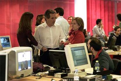 Iñaki Gabilondo, junto a sus colaboradores, en la redacción de Cuatro.