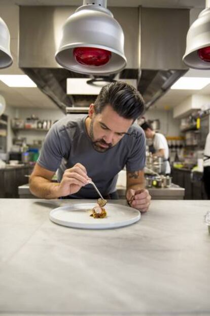 Javier del Blanco, chef de moda en León, en la cocina del restaurante LAV.