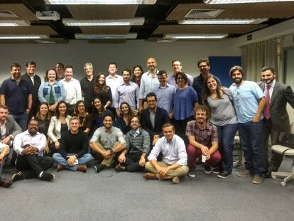 Reuni&atilde;o do Agora! com Huck (sentado, ao centro de camiseta preta).