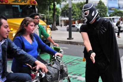 Peatónito para el tráfico en un cruce de calles en México DF.