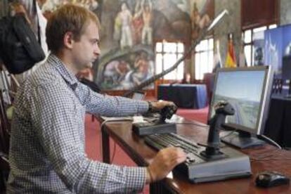 Un técnico del ITER realiza una simulación del primer prototipo de un avión solar no tripulado, de dieciséis metros de envergadura y que podrá volar de manera indefinida según anunció hoy el profesor la Escuela Técnica Superior de Ingenieros Aeronáuticos de la Universidad Politécnica de Madrid, Miguel Ángel González.