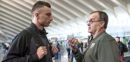 Marcelo Bielsa, a la derecha, conversa con Fernando Amorebieta antes de iniciar el viaje hacia Lyon.