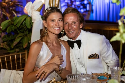 Después de la gala benéfica y la cena comenzó la fiesta. Los invitados pudieron disfrutar del ambiente de forma más distendida. En la imagen, la modelo Carla Pereyra junto al empresario Alejandro Gravier, el marido de Valeria Mazza.