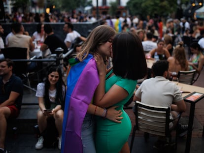 Dos chicas se besan durante las fiestas del Orgullo, en el barrio de Chueca (Madrid).