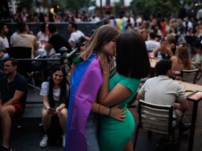 Dos chicas se besan durante el primer día de las fiestas del Orgullo de Madrid, en el barrio de Chueca, el 1 de julio de 2022, en Madrid.