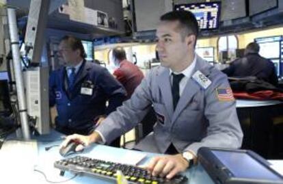 El Dow Jones de Industriales cedió 10,92 puntos para quedar en 16.086,41, el selectivo S&P 500 se dejó un 0,08 % y el índice compuesto del mercado Nasdaq subió el 0,37 %. EFE/Archivo
