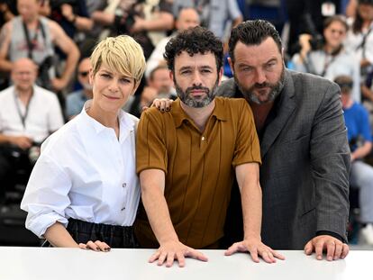 El director español Rodrigo Sorogoyen rodeado de los intérpretes franceses Marina Fois y Denis Menochet, ambos del elenco de 'As bestas', el 27 de mayo en el 75º Festival de Cannes.