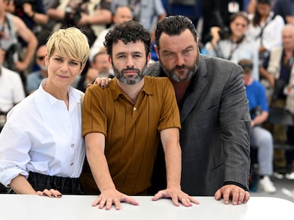 El director español Rodrigo Sorogoyen rodeado de los intérpretes franceses Marina Fois y Denis Menochet, ambos del elenco de 'As bestas', el 27 de mayo en el 75º Festival de Cannes.