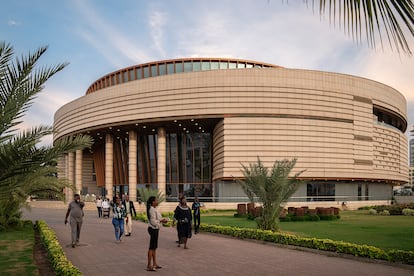 Inaugurado en 2018, el Museo de las Civilizaciones Negras de Dakar pretende resaltar la contribución de África al patrimonio cultural y científico mundial.