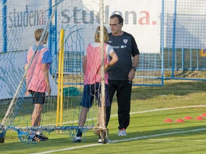 Bielsa saluda a los recogepelotas durante el entrenamiento en Koprivnica.
