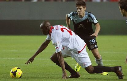 M&#039;bia intenta controlar el bal&oacute;n ante Mina. 