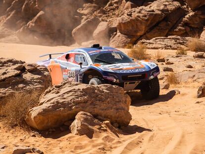 Uno de los vehículos del equipo de Infova durante el Rally Dakar 2022.