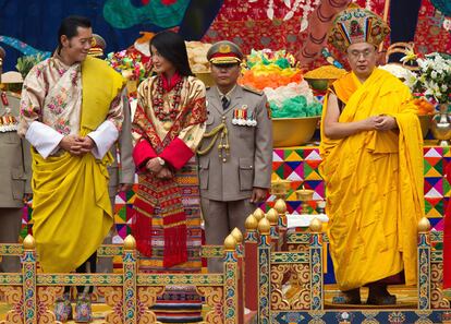El rey es una figura venerada en Bután, un país que se está abriendo a la democracia desde que el padre de Wangchuk abdicó en 2006 para introducir elecciones legislativas. Se considera que la monarquía está ayudando a estabilizar una frágil democracia.