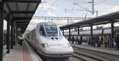 Imagen de la llegada a la estación de un AVE.