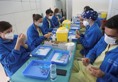 Pfizer vaccine doses are prepared in Santiago de Compostela, Galicia. 