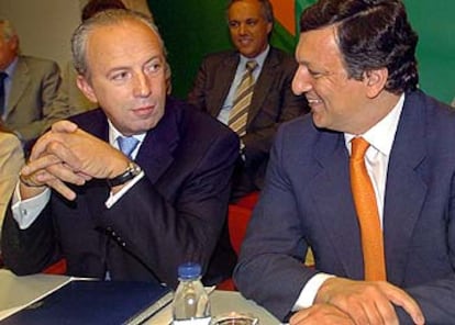 Pedro Santana Lopes (izquierda) y José Manuel Durão Barroso, ayer en la reunión del PSD en Lisboa.