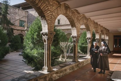 Dos de las seis monjas que habitan el monasterio pasean por el claustro con columnas esculpidas en el siglo XIII.