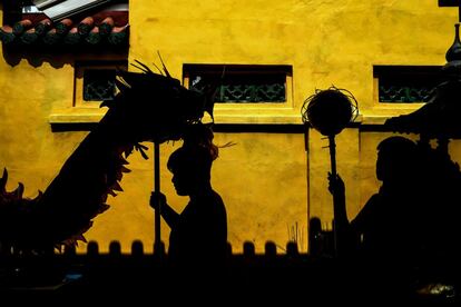 Tradicional danza del dragón frente al templo de Kuan Yin antes del rezo, a las afueras de Kuala Lumpur (Malasia), el 5 de febrero.