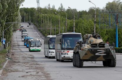 Un grupo de autobuses transportan a miembros de las fuerzas ucranias que se han rendido después de semanas escondidos en la acería de Azovstal, en Mariupol,
